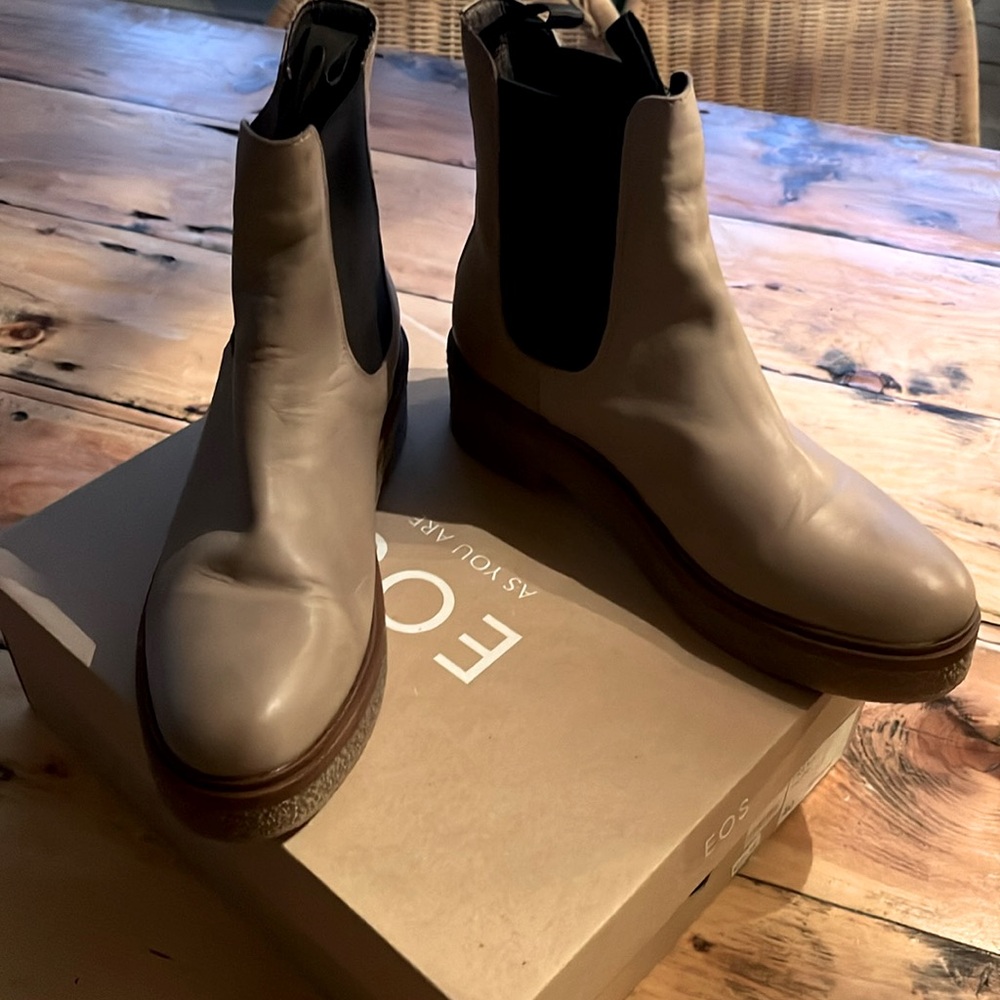 EOS very classy boot. Very comfy just too big on me!